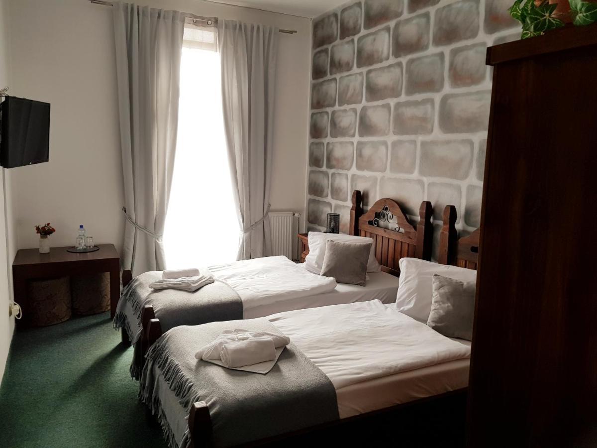 Hotel Camelot Tisa Bagian luar foto