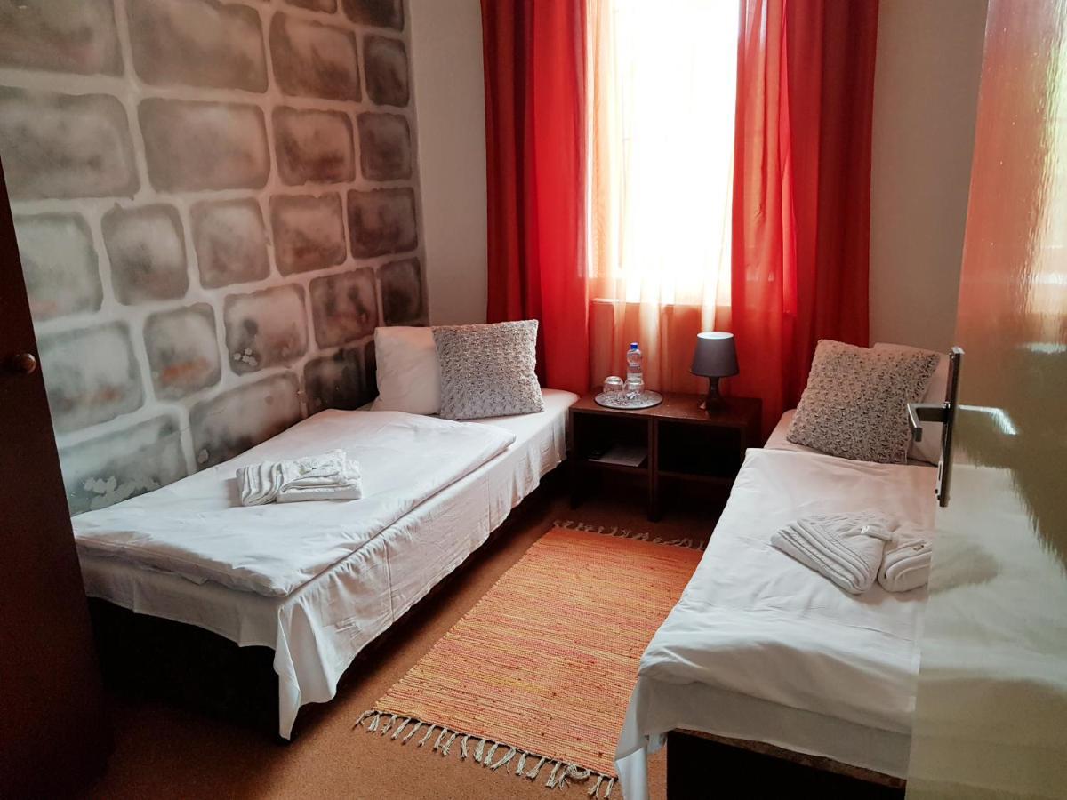 Hotel Camelot Tisa Bagian luar foto