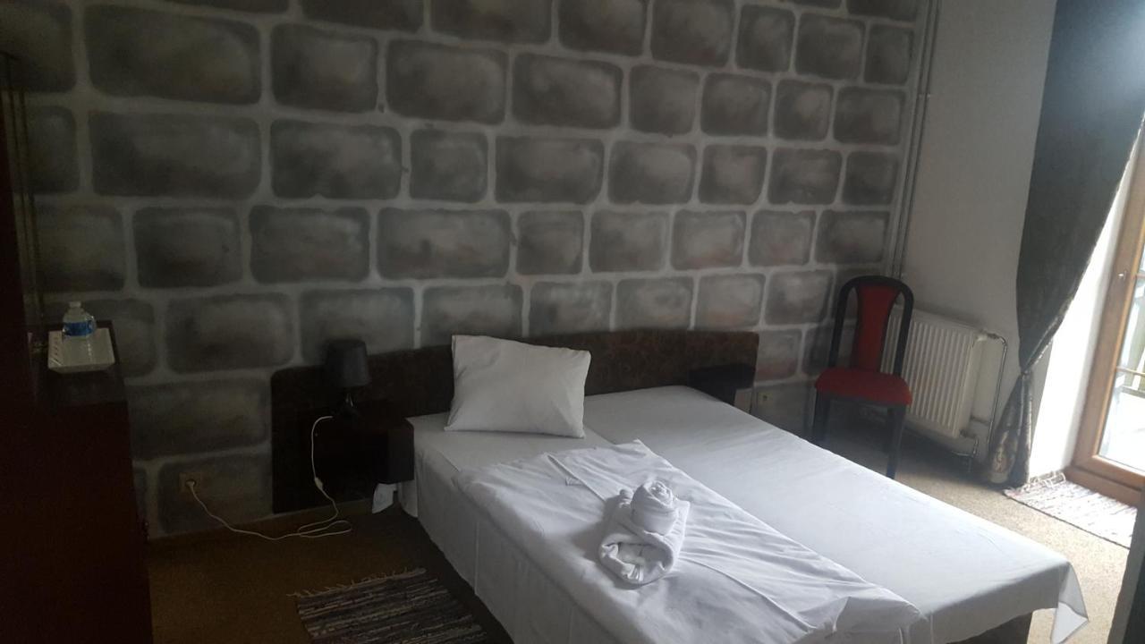 Hotel Camelot Tisa Bagian luar foto