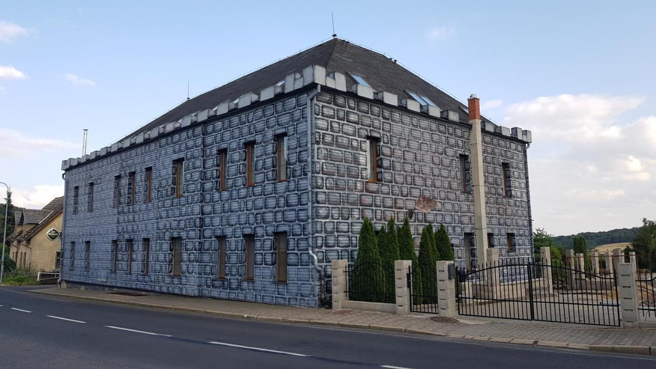 Hotel Camelot Tisa Bagian luar foto