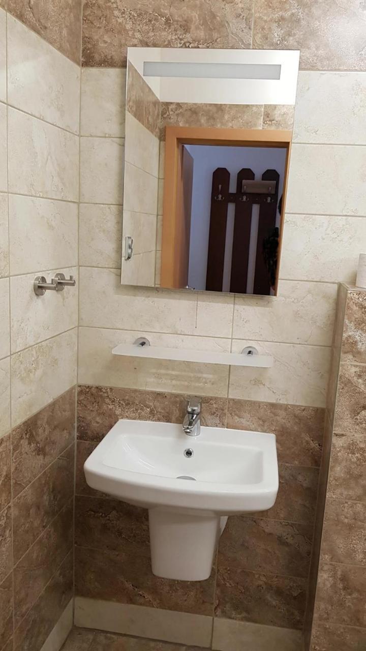 Hotel Camelot Tisa Bagian luar foto