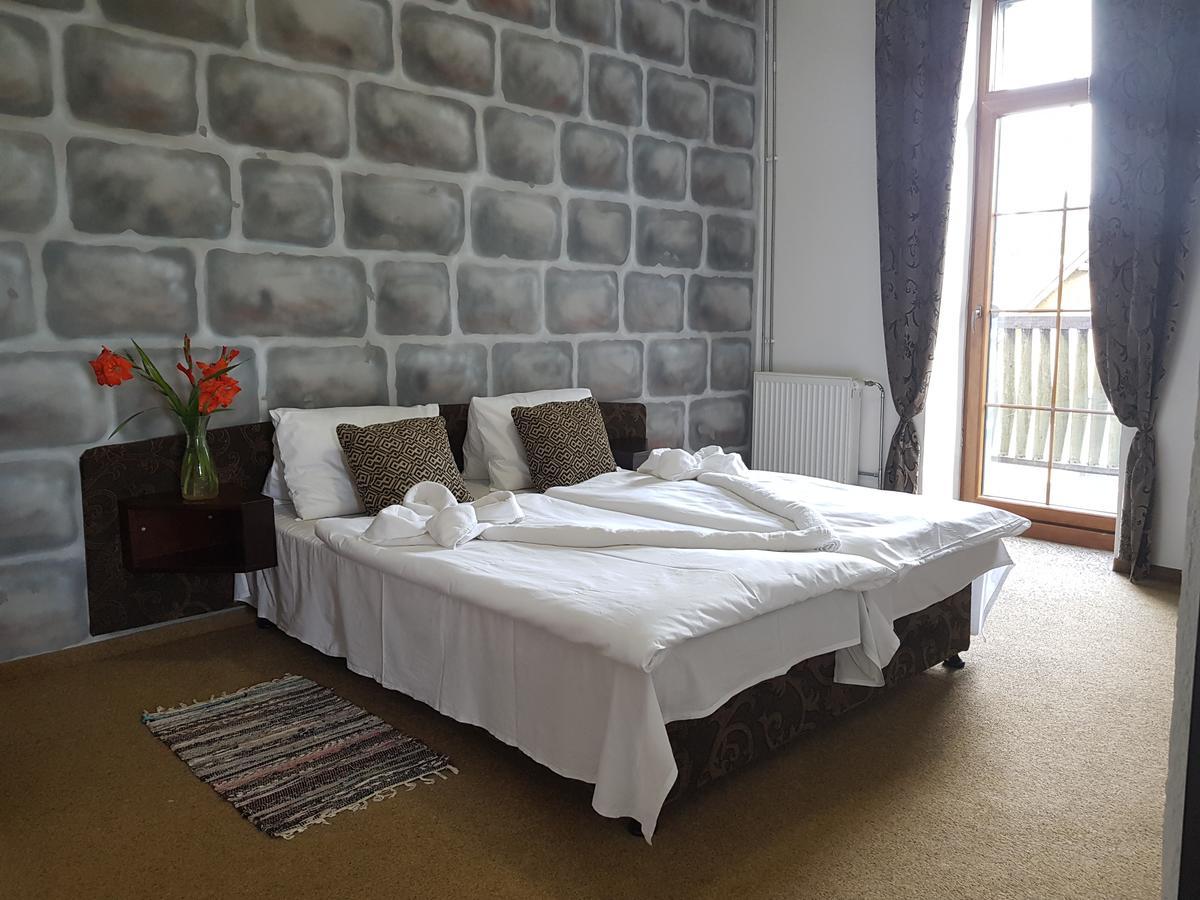Hotel Camelot Tisa Bagian luar foto