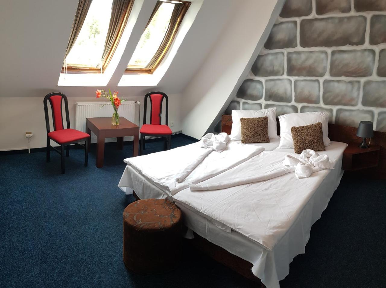 Hotel Camelot Tisa Bagian luar foto